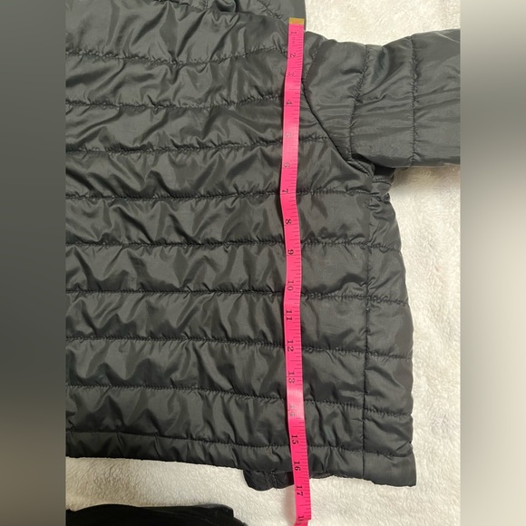 Columbia kids puffer jacket in black. - Picture 3 of 6